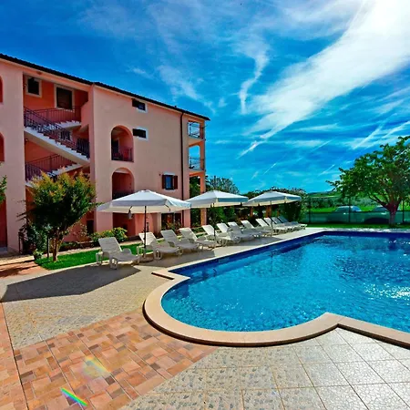 And With A Swimming Pool Novigrad - 6951 Konukevi 3*