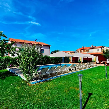 And With A Swimming Pool Novigrad - 6951 Maison d'hôtes 3*