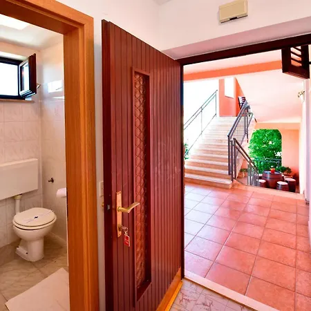 Casa de hóspedes And With A Swimming Pool Novigrad - 6951