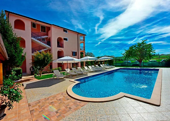 And With A Swimming Pool Novigrad - 6951 Konukevi 3*