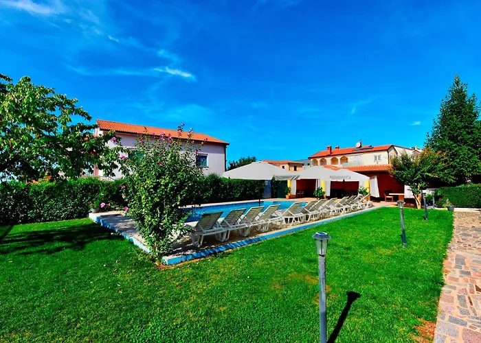 And With A Swimming Pool Novigrad - 6951 Konukevi 3*