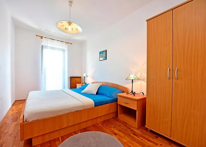 Konukevi And With A Swimming Pool Novigrad - 6951