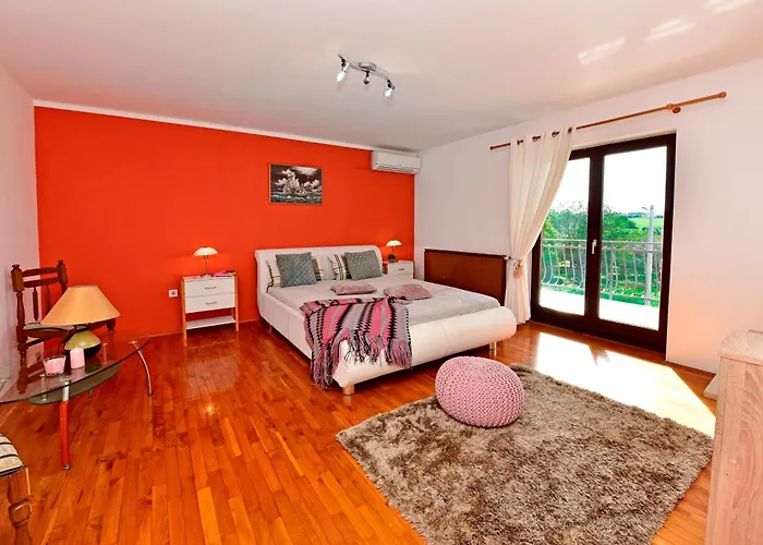 Konukevi And With A Swimming Pool Novigrad - 6951